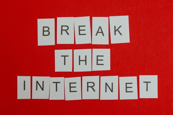 Inspirational message 'Break the Internet' displayed on a vibrant red background. — Bewertungen von Casoo Casino: Stimmen von