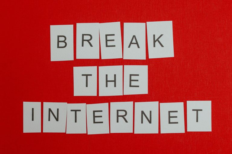 Inspirational message 'Break the Internet' displayed on a vibrant red background. — Bewertungen von Casoo Casino: Stimmen von