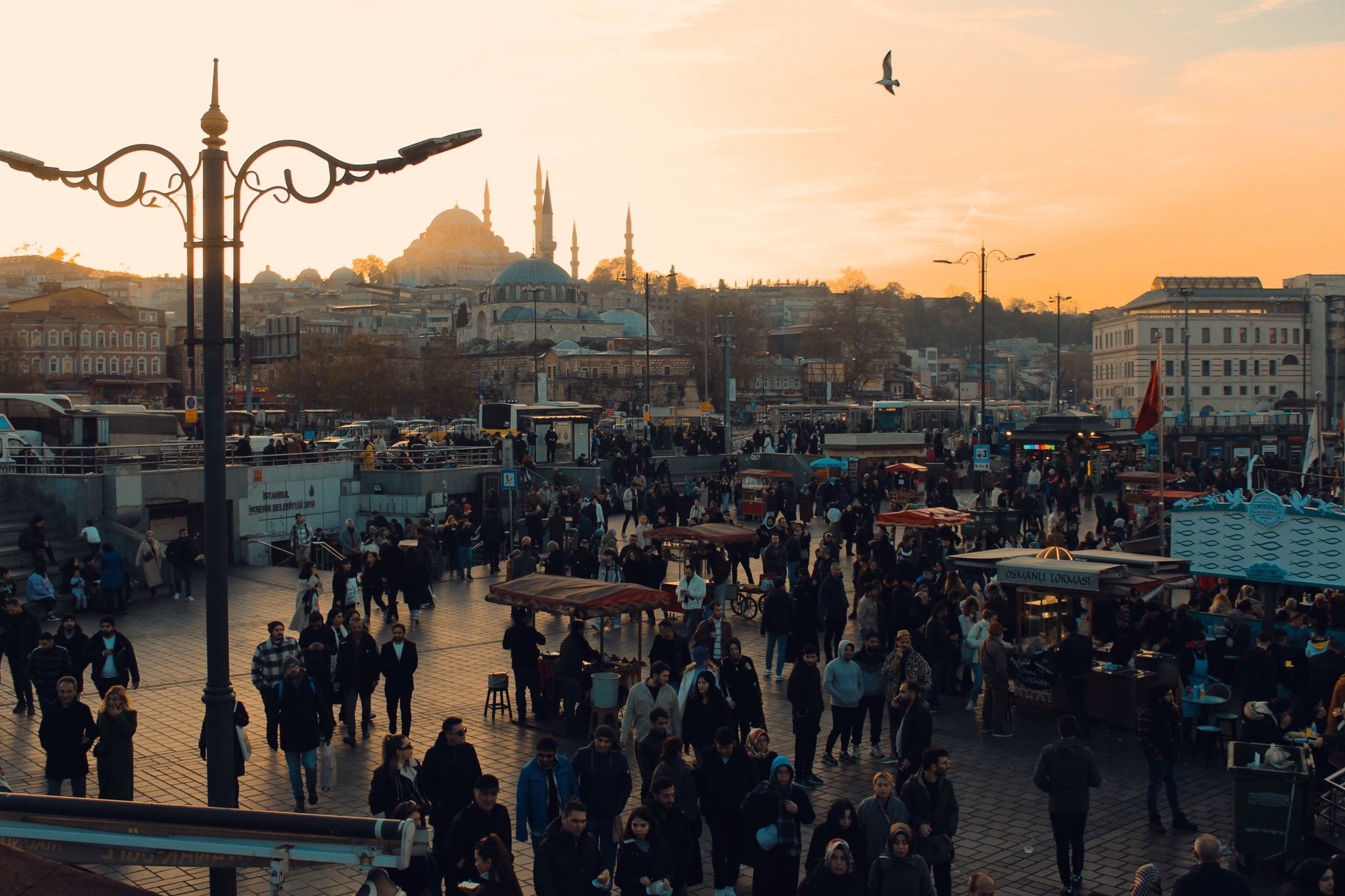 Busy street market scene in Istanbul with crowd at sunset, showcasing vibrant city life and architecture. — Coronavirus disea