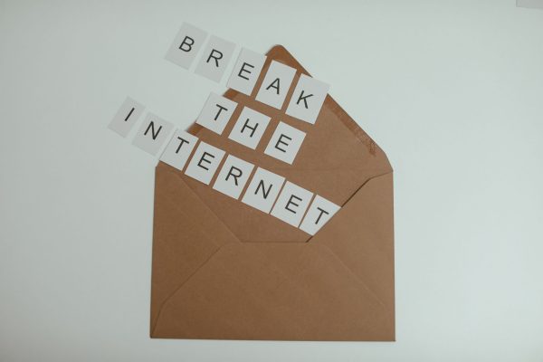 Brown envelope with tiles spelling 'Break the Internet' creates a conceptual and modern theme. — Mega Medusa Casino im Test: 