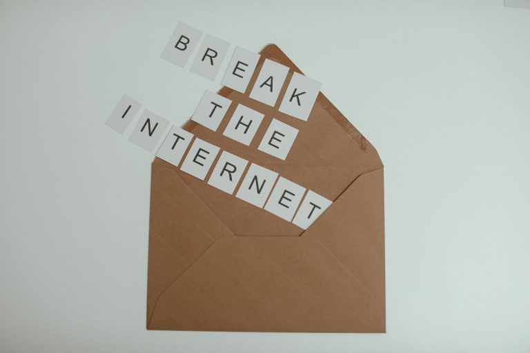 Brown envelope with tiles spelling 'Break the Internet' creates a conceptual and modern theme. — Mega Medusa Casino im Test: