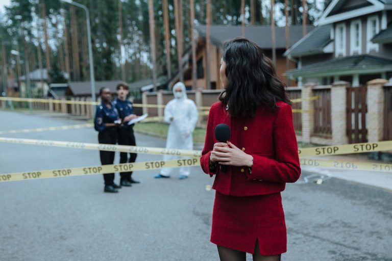 Reporter at a crime scene with police and forensic experts. Yellow caution tape visible. — Offre globale et ambiance ludique