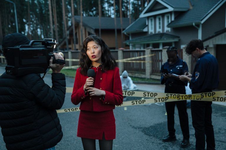 A journalist reporting from a crime scene with police officers and cameraman. — Wie professionell agiert SlotsGem Casino im S