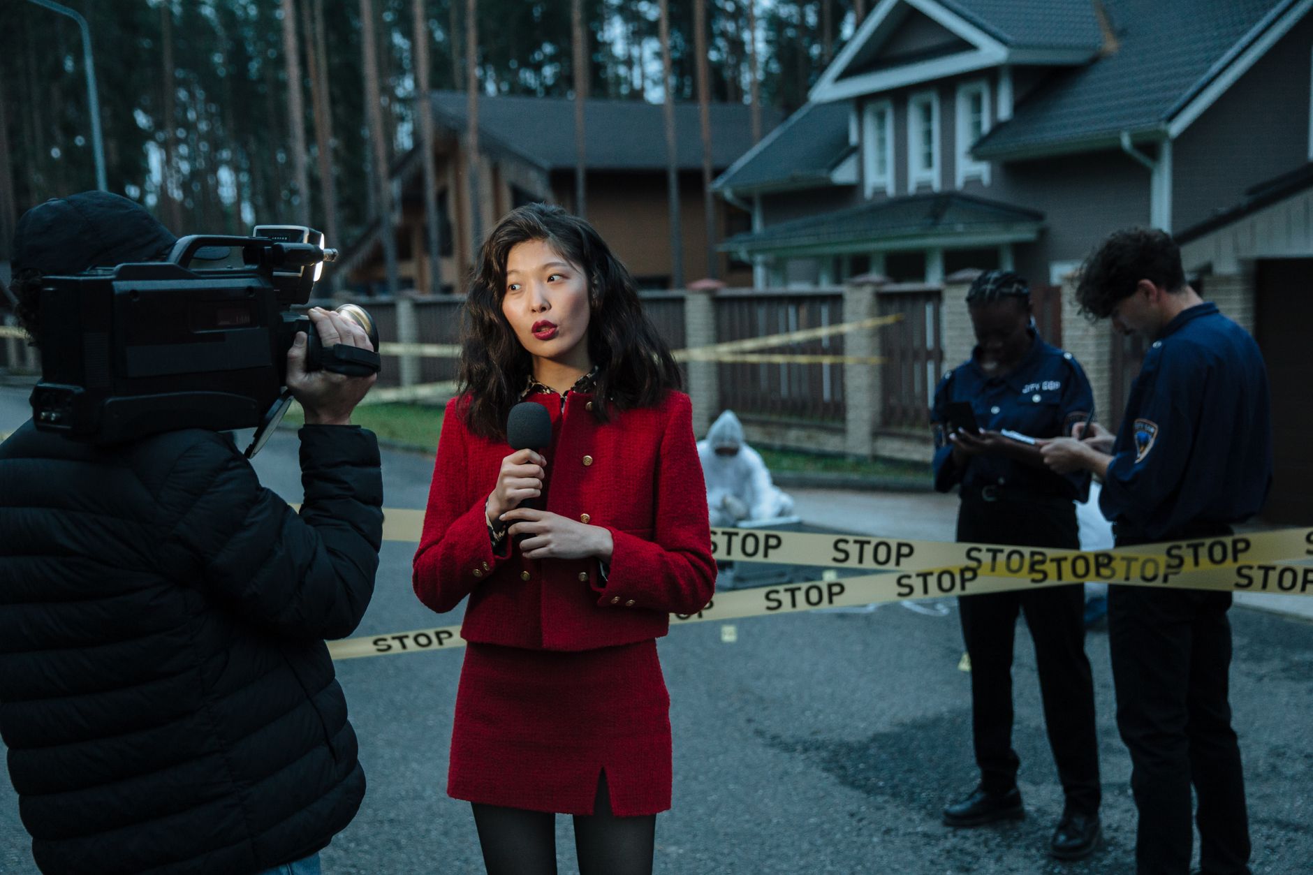 A journalist reporting from a crime scene with police officers and cameraman. — Wie professionell agiert SlotsGem Casino im S
